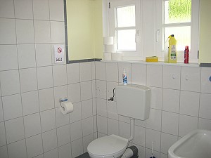 BAD 1 im Erdgeschoss des Hauses. Ausgestattet mit Dusche, WC und Waschbecken. Zur Vergrerung anklicken!