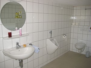 BAD 2 im Erdgeschoss des Hauses. Ausgestattet mit Dusche, WC, Urinal und Waschbecken. Eine Waschmaschine ist ebenfalls vorhanden. Zur Vergrerung anklicken!