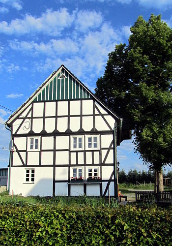 Auenansicht des denkmalgeschtzten Fachwerkhauses, in dem die Ferienwohnung ist. Im Garten: Terrasse mit Grillplatz unter der Linde mit Tischen und Bnken. Zur Vergrerung anklicken!