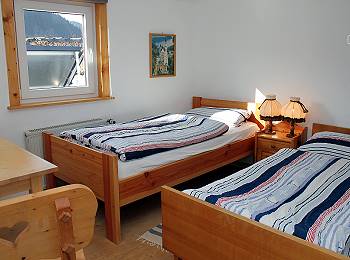 SCHLAFZIMMER 4 im Obergeschoss des Hauses, ausgestattet mit 2 Einzelbetten, Nachttisch und Leuchten. Zur Vergrerung anklicken!