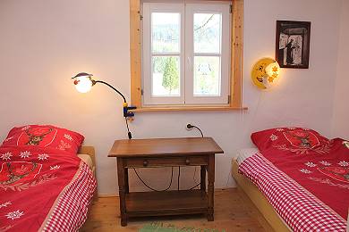 SCHLAFZIMMER 5 im Obergeschoss des Hauses, ausgestattet mit 2 Einzelbetten, Nachttisch und Leuchte. Zur Vergrerung anklicken!