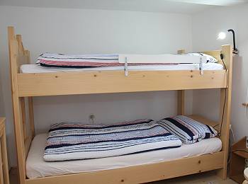 SCHLAFZIMMER 6 im Obergeschoss des Hauses, ausgestattet einem Etagenbett. Mit Tisch und Stuhl. Zur Vergrerung anklicken!