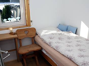 SCHLAFZIMMER 3 im Obergeschoss des Hauses, ausgestattet mit Einzelbett.  Zur Vergrerung anklicken!